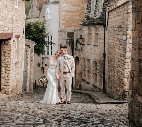 Lauren &amp; Bradley wanted to take head into Stamford and include in some of the cobbled streets on their wedding day ❤️ #stamford #cobbledstreets #oldtown #weddingdays